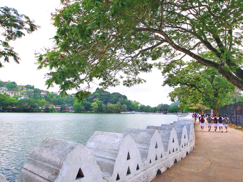 kandy-lake-round